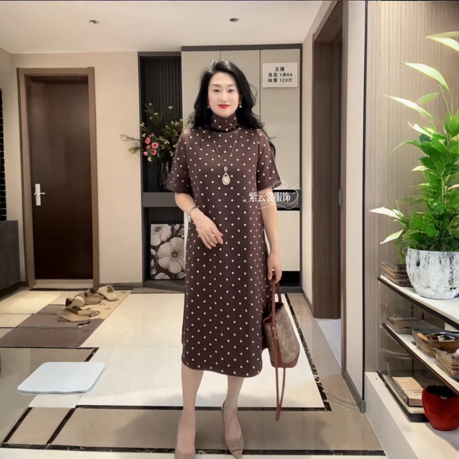 早秋新款中老年妈妈高领短袖波点印花连衣裙时尚宽松过膝气质长裙