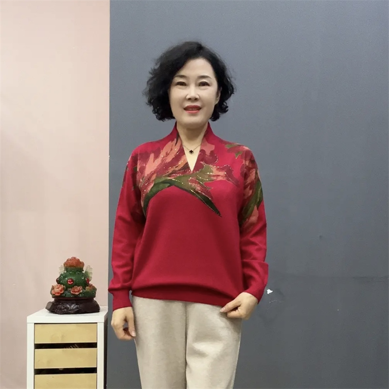 高端时尚妈妈V领烫钻羊毛衫秋冬长袖洋气宽松显瘦遮肉针织衫毛衣