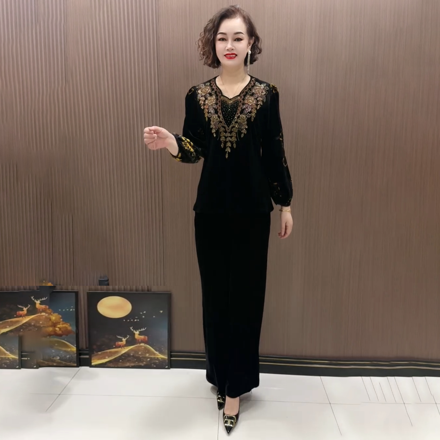 中老年真丝绒上衣中老年妈妈春秋高档提花烫钻V领打底衫两件套装