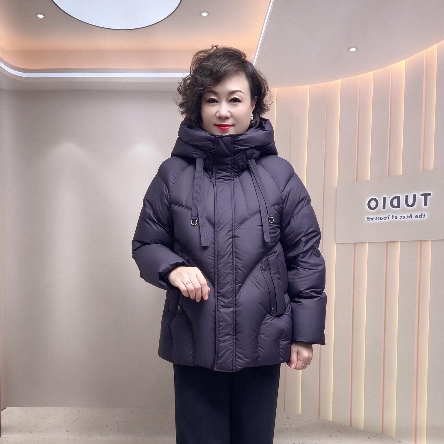 高端白鸭绒羽绒服冬季中长款中老年妈妈保暖冬装连帽防寒大码外套