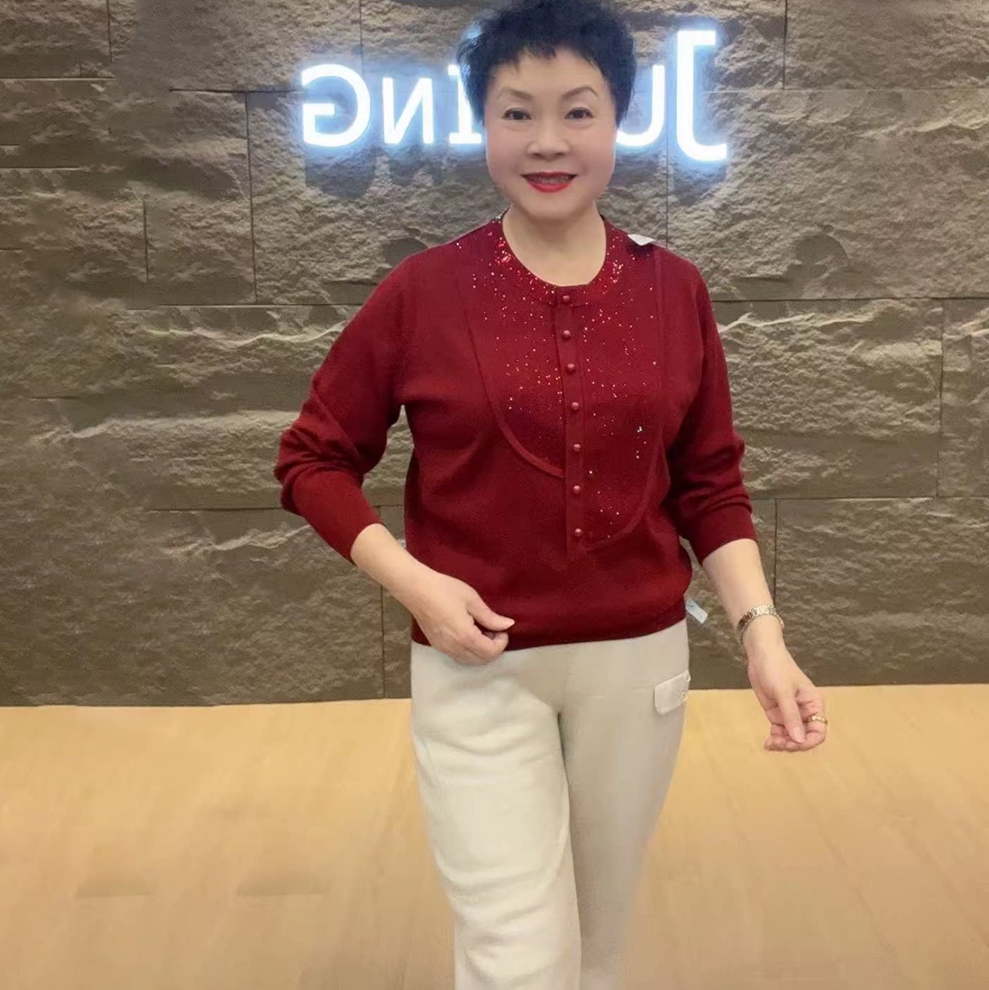 高端气质中年妈妈蕉麻烫钻圆领针织衫上衣百搭减龄打底衫遮肉毛衣