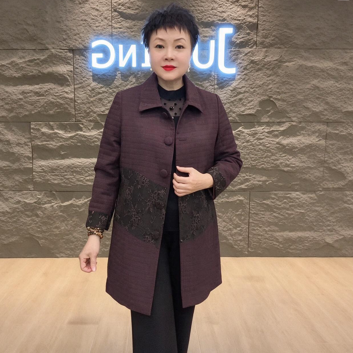 秋冬新款薄棉保暖翻领大衣女中长款压格夹棉外套中老年妈妈装棉服