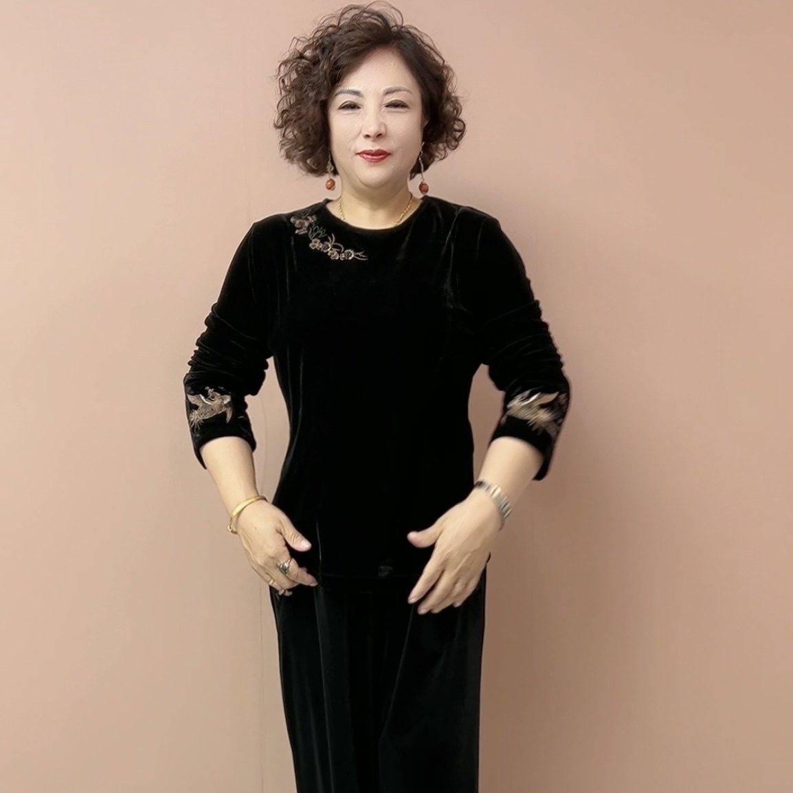 春秋新款中老年妈妈装黑色丝绒刺绣打底小衫休闲大码宽松圆领上衣