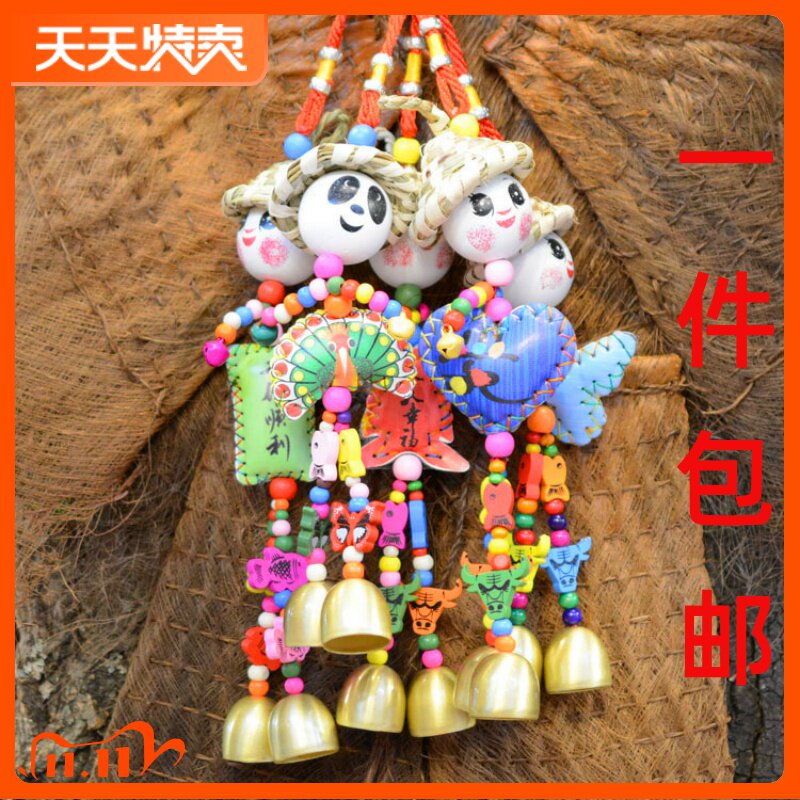 热卖民族风草帽风铃娃娃 民族风彩色东巴文皮裙草帽铃铛挂饰小人