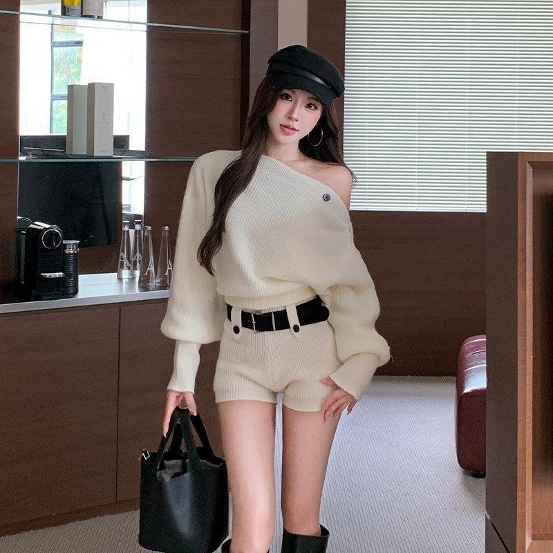 2026秋冬新款休闲毛衣套装女宽松套头斜肩辣妹超短裤配腰带三件套
