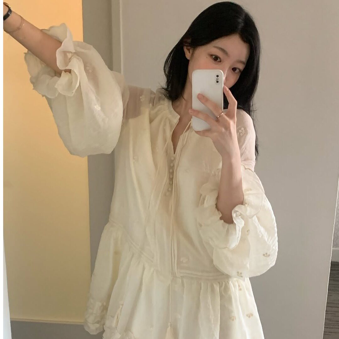 已出货 chic春季新款甜美减龄刺绣钩花木耳边小个子喇叭袖连衣裙