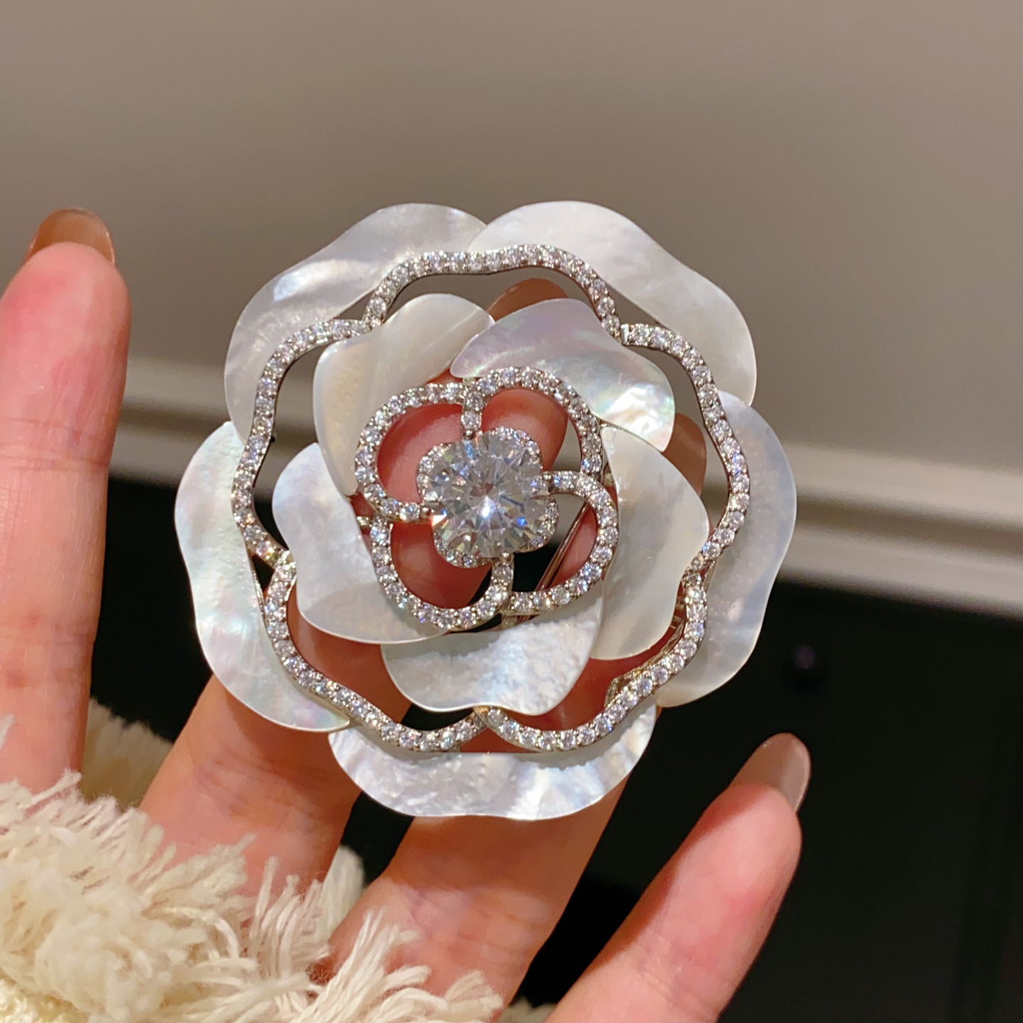 明星同款高级感天然贝母山茶花胸针晚宴首饰玫瑰花大衣设计胸花
