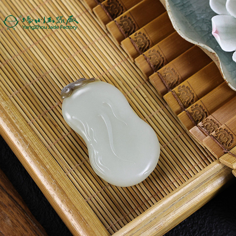 玉缘新疆和田玉白玉籽料人生如意吊坠挂件带皮色油性好白度佳