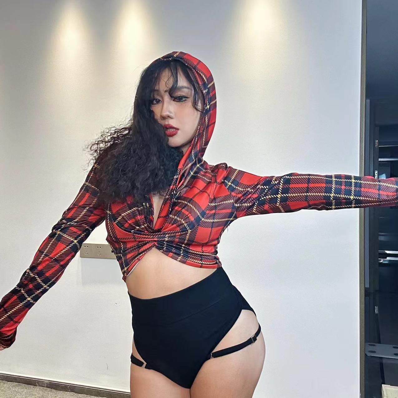 长袖辣妹薄款扭结带帽V领上衣