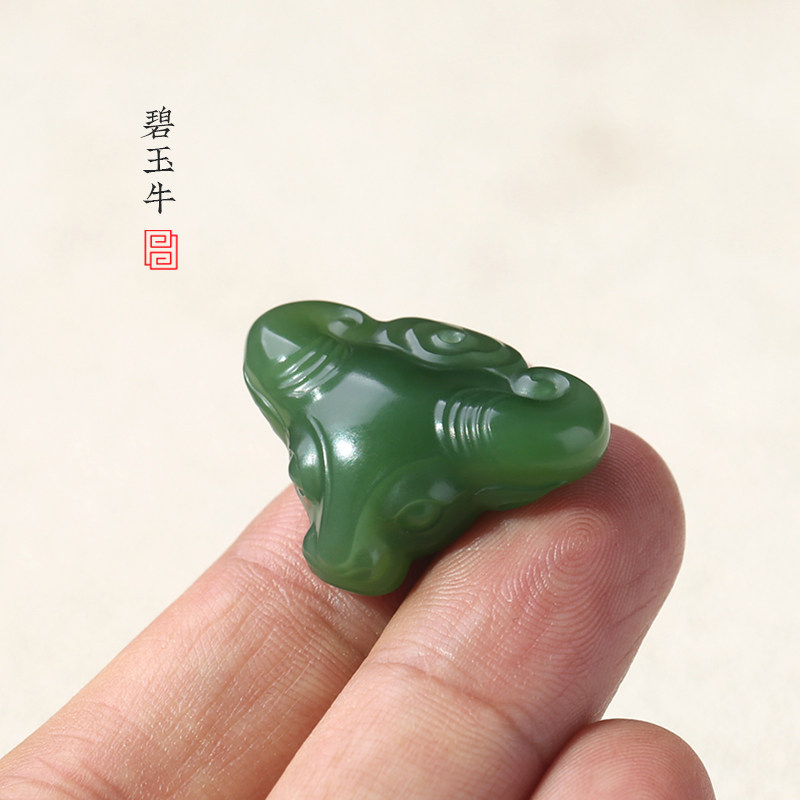 天然和田玉生肖牛吊坠 俄罗斯碧玉老坑料十二生肖挂件玉佩男女款