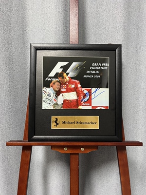 舒马赫 莱科宁亲笔签名十寸裱框大照片  f1车手 摆台挂墙装饰画