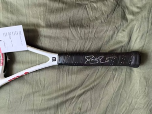 费德勒亲笔签名球拍