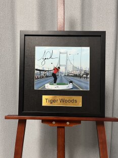 老虎伍兹亲笔签名十寸裱框大照片 高尔夫球员 摆台挂墙装饰画收藏
