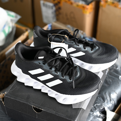 阿迪达斯轻便男女跑步鞋