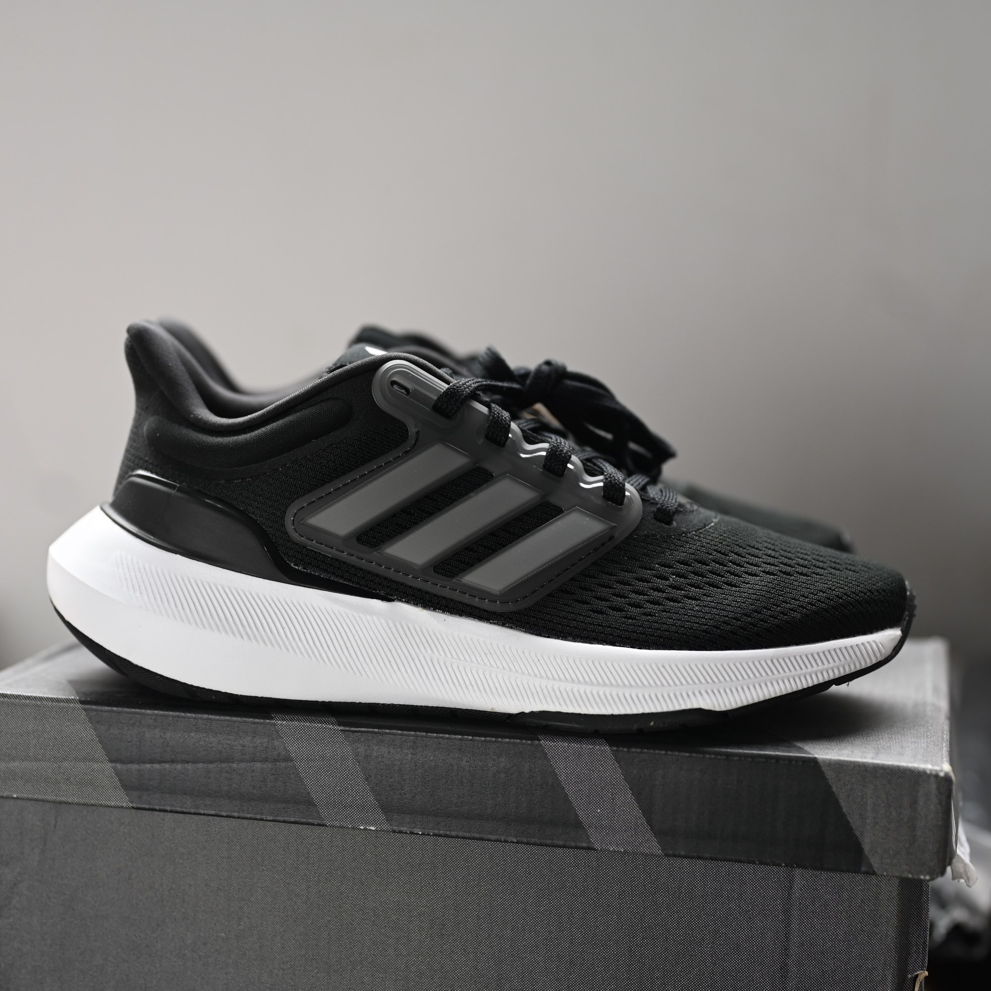 阿迪达斯女子缓震运动跑步鞋