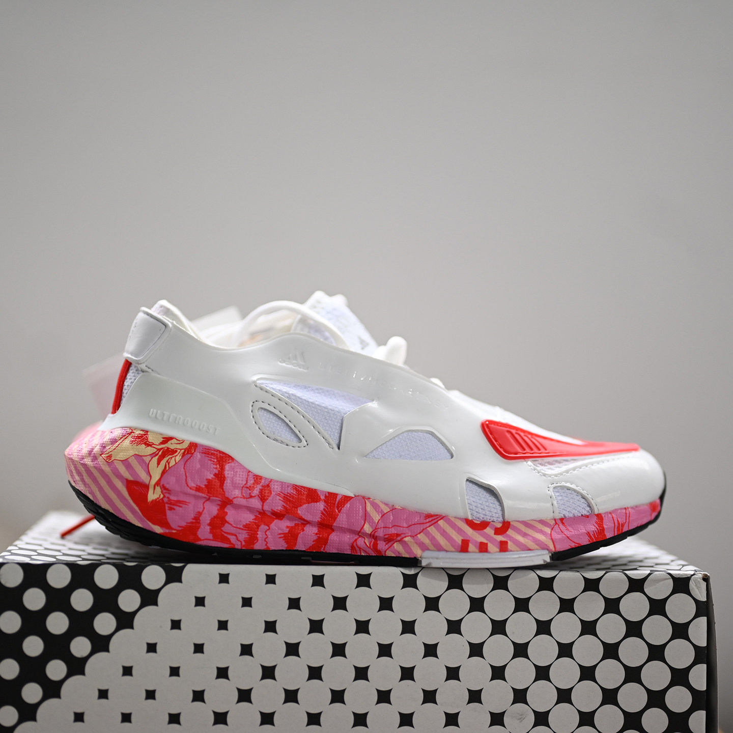 Adidas/阿迪达斯 SMC UltraBoost 女子减震透气运动跑步鞋 HQ8610