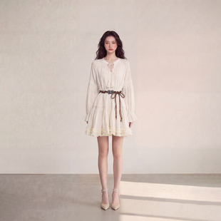 艾格2026波西米亚风米色灯笼袖 连衣裙女V领收腰系带度假风显瘦裙