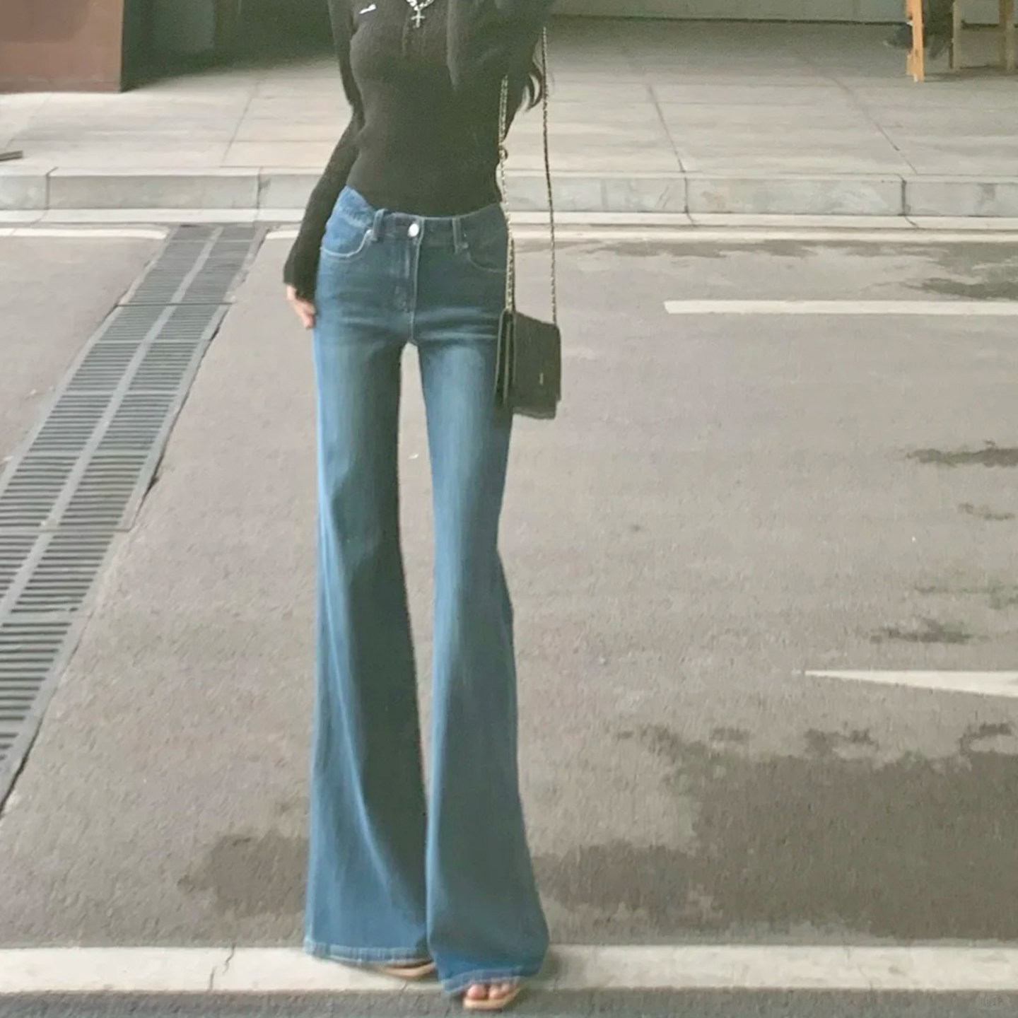 艾格浅蓝色微喇牛仔裤女2025年