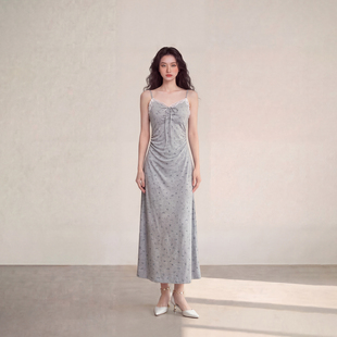 艾格灰色碎花吊带连衣裙带胸垫收腰显瘦A字裙度假穿搭舒适长裙子