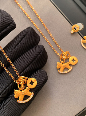 马上有钱小马吊坠沙金色项链女高级感生肖马本命年长款锁骨毛衣链