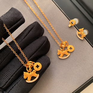 马上有钱小马吊坠沙金色项链女高级感生肖马本命年长款锁骨毛衣链