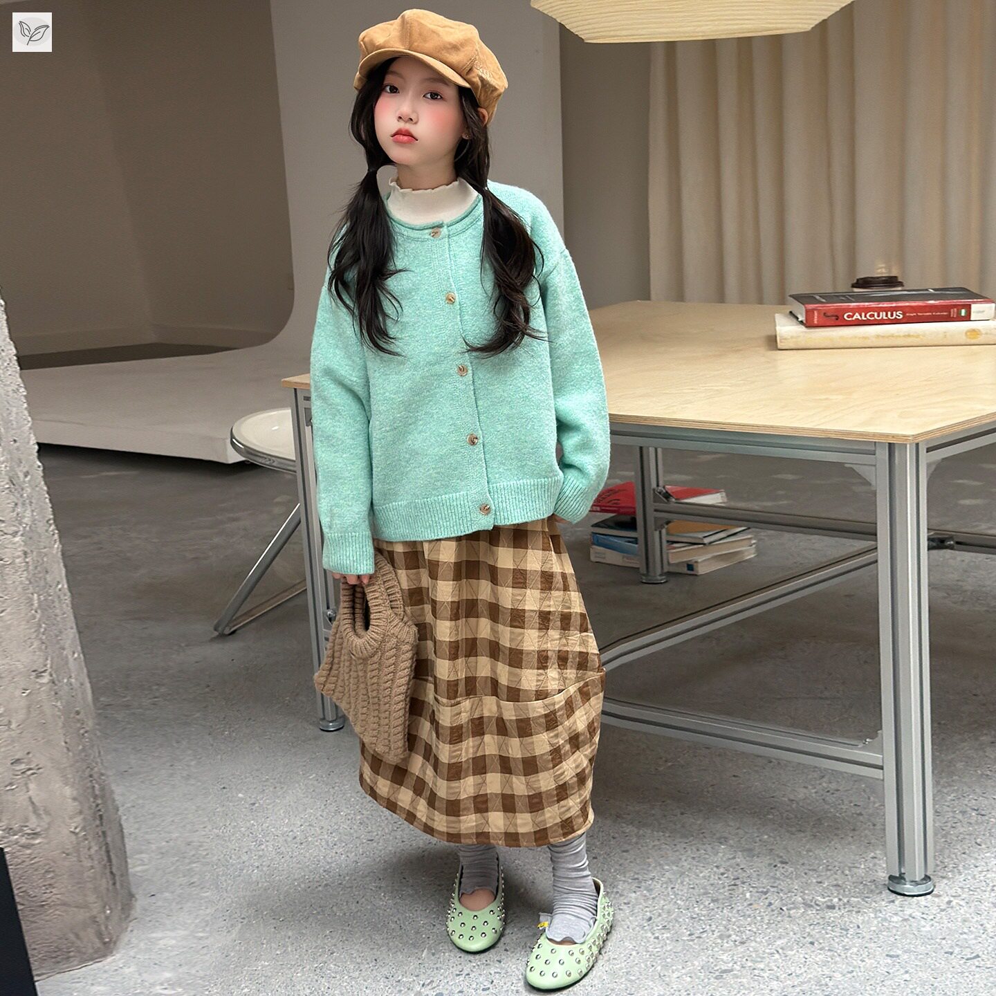 2026年秋季新款女童绿色开衫经典舒适腈纶混纺毛衣外套