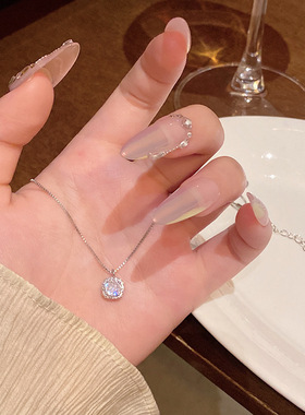 精致微镶锆石吊坠项链女轻奢小众高级感简约方糖锁骨链钛钢颈链