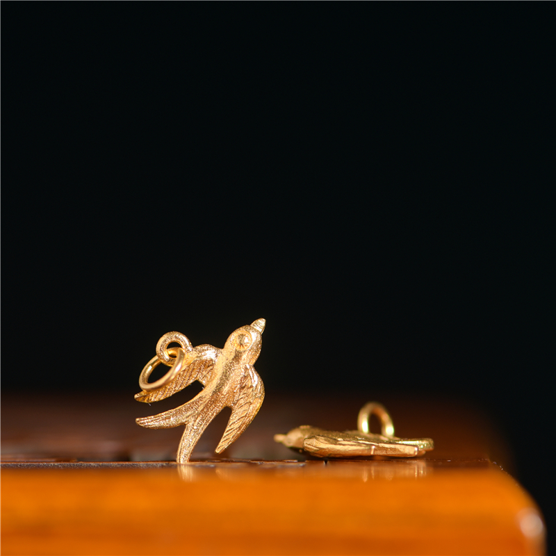 足金手工錾刻古法黄金喜燕小吊坠