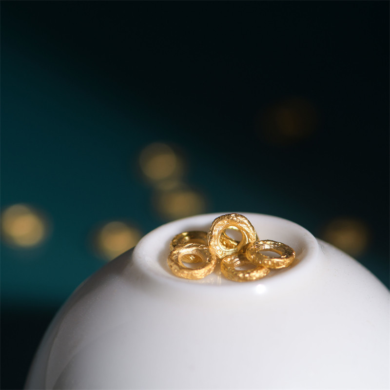 手工錾刻古法黄金锤纹盘缠金隔片图片