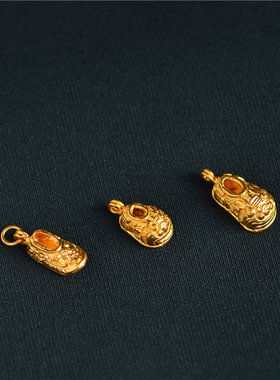 錾刻足金手工黄金虎头鞋小吊坠