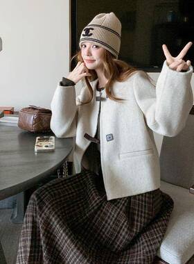 米套白色高级显瘦气质圆领呢子外女秋冬新毛款小个子加厚短感c108