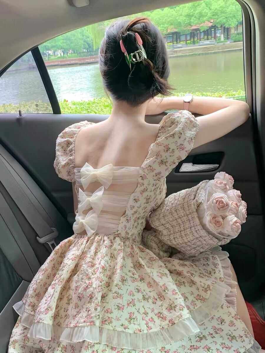 蜜桃少女纯欲风泡泡袖显瘦收腰背后镂空蝴蝶结碎花蓬蓬蛋糕连衣裙