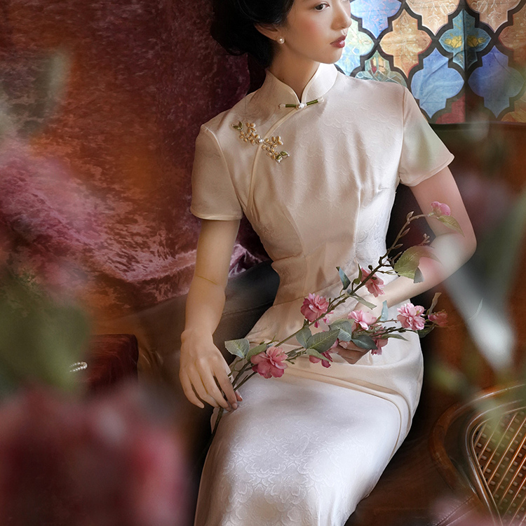 白色复古旗袍2025新款高端大气上档次年轻款高级感日常长款连衣裙