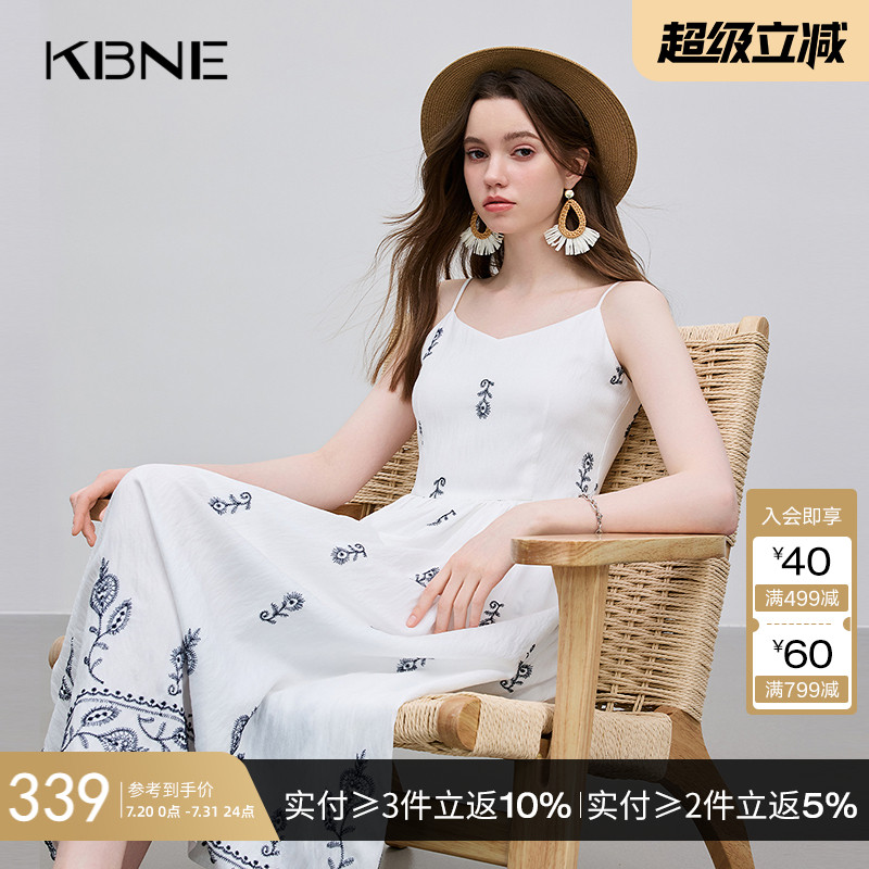 KBNE吊带裙波嬉风白色连衣裙2025夏季新款收腰显瘦休闲度假长裙女