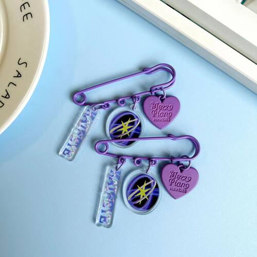 Kpop KATSEYE Keychain MINI LOGO Pendant P Badge Brooch Manon
