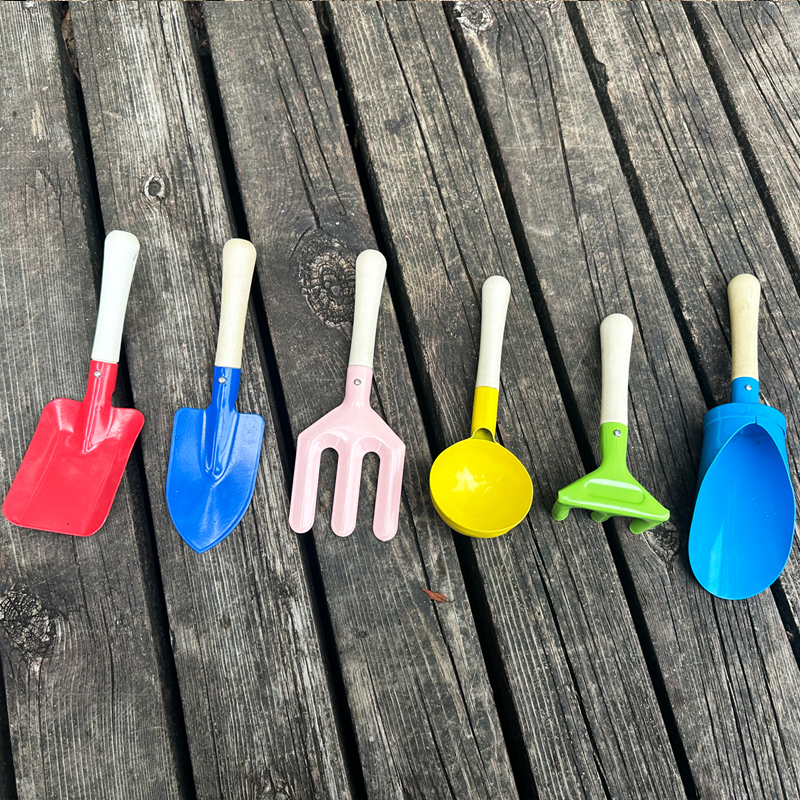 儿童铲沙滩玩具玩沙挖沙铁桶铁铲