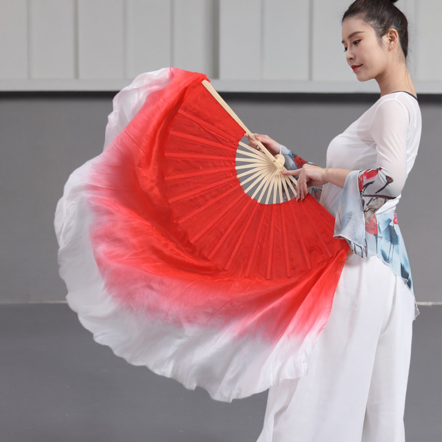 红色渐变大扇子舞蹈扇