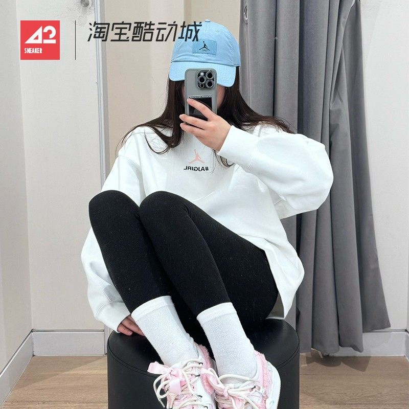 42运动家 耐克JORDAN 女款加绒保暖圆领休闲套头卫衣 HF1120-100