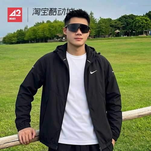 42运动家 Nike 反光Logo梭织跑步运动连帽夹克外套 DD4747-010