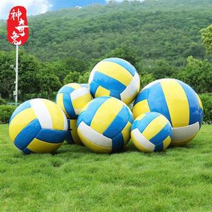 户外操场仿真羽毛球足球雕塑学校体育场草坪篮球排球网球模型摆件