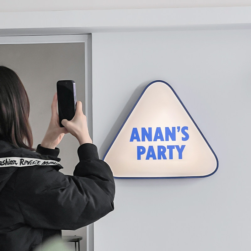 亚克力三角形灯箱 创意定制造型 让店铺招牌更显个性