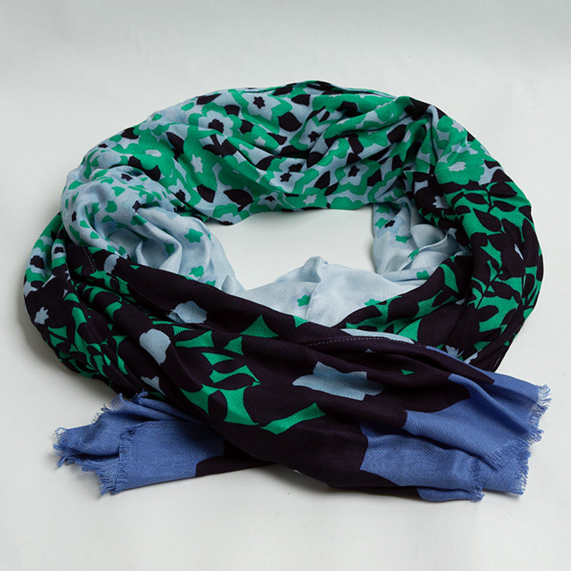 新款出口美国 轻奢气质绿色碎花印花围巾女春秋 棉质长款丝巾披肩