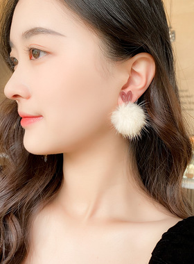 超仙白色毛茸茸水貂毛爱心毛球耳环秋冬小众设计感耳钉无耳洞耳夹