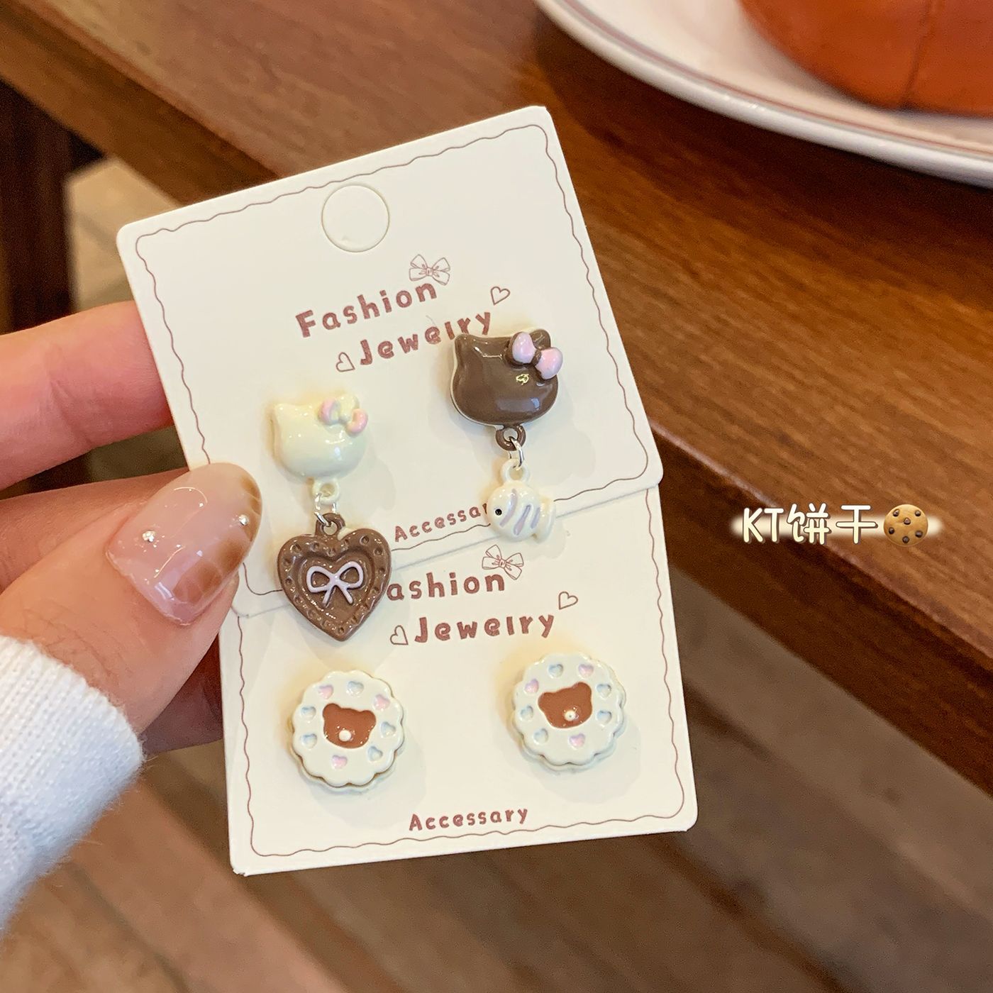 秋冬新款可露丽风小熊饼干耳钉女银针可爱猫咪吊坠童趣学生耳环