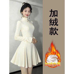 白色针织喇叭袖连衣裙短款女秋冬季加绒加厚短裙大衣内搭打底裙子