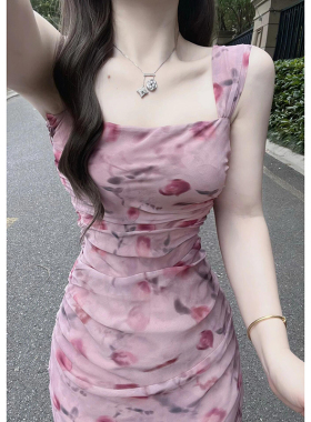 粉色吊带洋装子女夏季法式气质绝美高级感收腰显瘦包臀碎花长裙