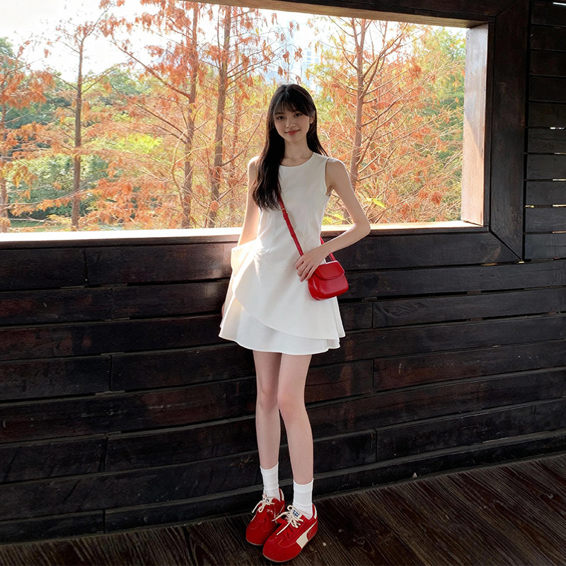白色无袖背心洋装子女夏季法式高级感小个子收腰显瘦花苞裙短裙