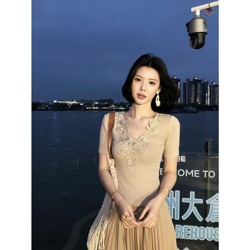 甜辣多多 天丝羊毛蕾丝花边拼接上衣女2026年修身针织V领Z3792