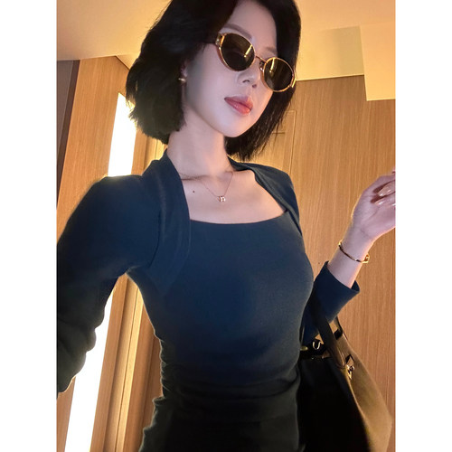 甜辣多多【摩登画报】2026年春季新款纯色方领显瘦坎肩针织小衫女