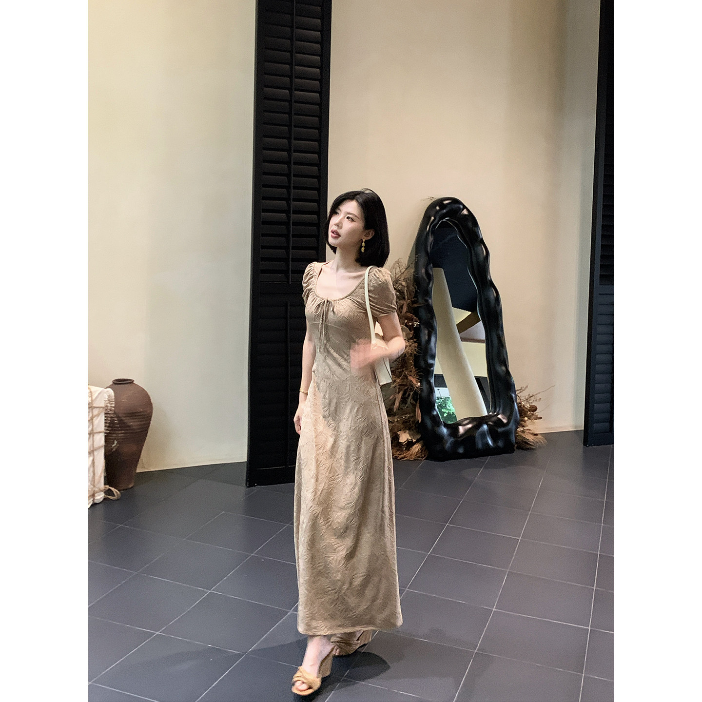 甜辣多多 2026夏季法式设计感小众温柔气质提花显瘦连衣裙女Z3830